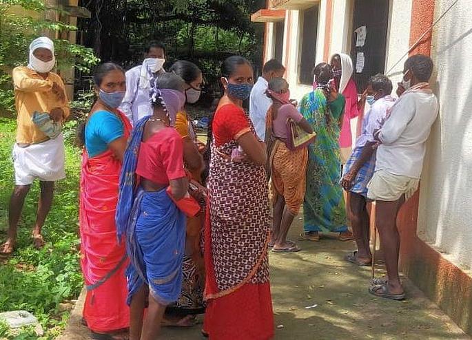 Citizens of Telangana in Gadchiroli district for vaccination | लसीकरणासाठी तेलंगणातील नागरिक गडचिरोली जिल्ह्यात