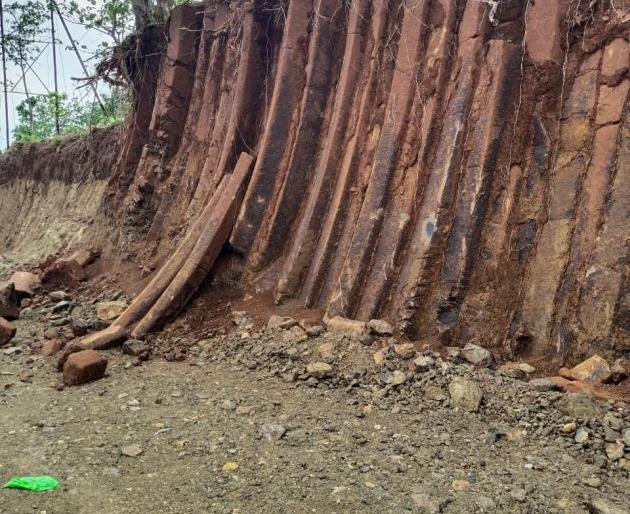 Ancient stone pillars found in road widening; Incidents in Zari taluka of Yavatmal district | रस्ता रुंदीकरण करताना सापडला खजिना; यवतमाळ जिल्ह्यातील झरी तालुक्यातील घटना