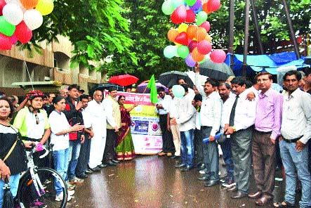 Human chain of 'health' campaign for organ propagation | अवयवदान प्रचारासाठी ‘आरोग्य’ची मानवी साखळी Human chain of 'health' campaign for organ propagation | अवयवदान प्रचारासाठी ‘आरोग्य’ची मानवी साखळी