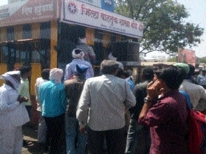 The traffic police beat up by asking for documents | कागदपत्रांची विचारणा केल्याने वाहतूक पोलिसाला मारहाण The traffic police beat up by asking for documents | कागदपत्रांची विचारणा केल्याने वाहतूक पोलिसाला मारहाण