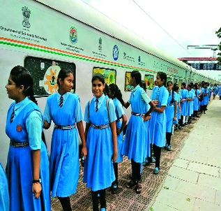 murtizapur,science,express,30,thousand,students,visited | ३० हजार विद्यार्थ्यांनी दिली सायन्स एक्स्प्रेसला भेट murtizapur,science,express,30,thousand,students,visited | ३० हजार विद्यार्थ्यांनी दिली सायन्स एक्स्प्रेसला भेट