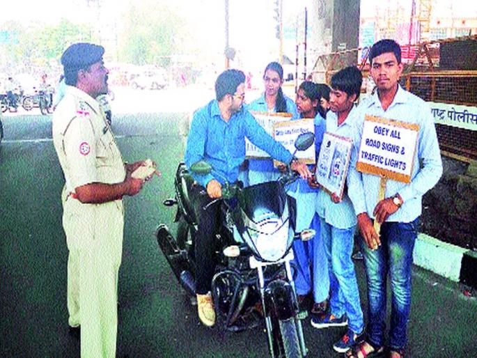 Vehicle inspection regarding traffic rules | वाहतूक नियमांबाबत वाहनचालकांचे प्रबोधन Vehicle inspection regarding traffic rules | वाहतूक नियमांबाबत वाहनचालकांचे प्रबोधन