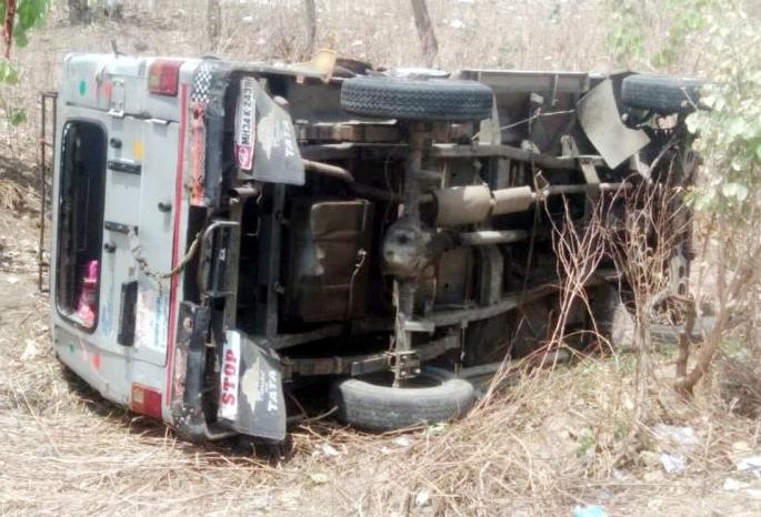 Three woman dies in a horrific accident in Yawatmal district | भीषण अपघातात हिंगोलीच्या नववधूसह तीन महिला ठार
