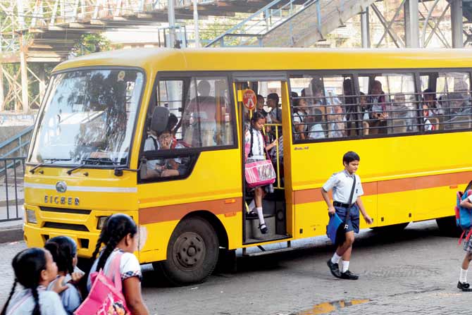 School is not responsible in the school bus! Center Point Group in Nagpur | स्कूलबसमध्ये विद्यार्थ्यांची जबाबदारी शाळेची नाही! नागपुरातील सेंटर पॉर्इंट समूहाचा पवित्रा