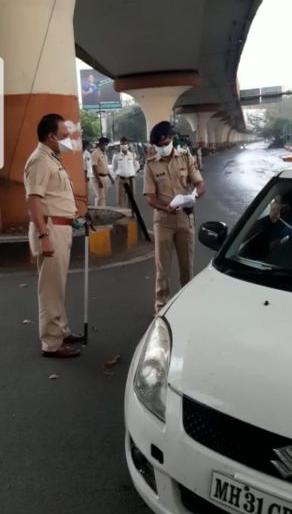 Nagpur Police Commissioner himself landed on the road | Corona Virus in Nagpur; नागपूरचे पोलीस आयुक्त स्वत: उतरले रस्त्यावर Nagpur Police Commissioner himself landed on the road | Corona Virus in Nagpur; नागपूरचे पोलीस आयुक्त स्वत: उतरले रस्त्यावर