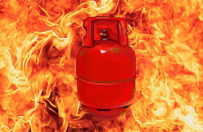 15 shops has burnt in the explosion of gas cylinder in Gondia district | गोंदिया जिल्ह्यात सिलेंडरच्या स्फोटात १५ दुकाने खाक