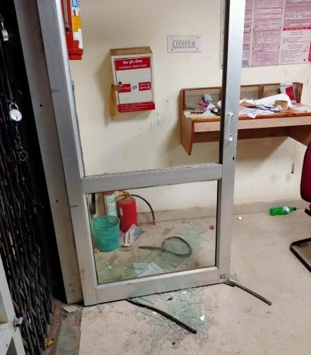 In Yavatmal, angry farmers smashed glass in a bank | यवतमाळात संतप्त शेतकऱ्यांनी बँकेत काचा फोडल्या In Yavatmal, angry farmers smashed glass in a bank | यवतमाळात संतप्त शेतकऱ्यांनी बँकेत काचा फोडल्या