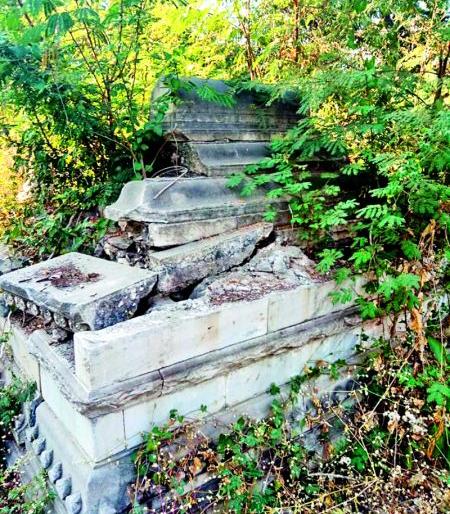 Heritage of King Gond are ignored in Nagpur | नागपूरच्या गोंड राजांचा घाट कधी बनणार ‘राजघाट’?