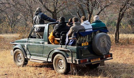 Tourists in Gypsy escaped the trap of hunters | नागपूर जिल्ह्यात जिप्सीमधील पर्यटक शिकारींच्या सापळ्यातून बचावले Tourists in Gypsy escaped the trap of hunters | नागपूर जिल्ह्यात जिप्सीमधील पर्यटक शिकारींच्या सापळ्यातून बचावले