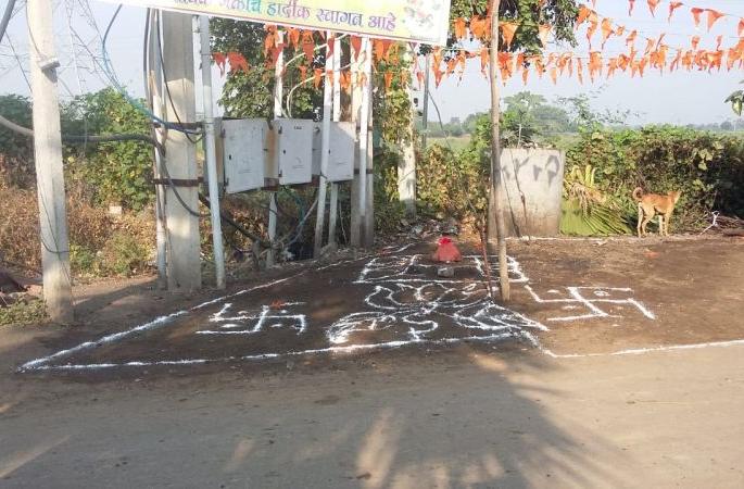 Gandhigiri by the villagers to remove dustbin ; Wardha district | उकिरडा हटविण्यासाठी गावकऱ्यांनी केली गांधीगिरी; वर्धा जिल्हा