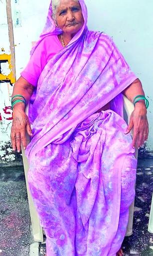 He fought for the country, his wife for food | तो लढला देशासाठी, ती लढली पोटासाठी