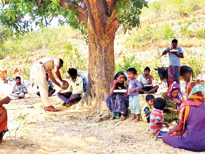 corona in kolhapur - The philosophy of humanity created by the police | CoronaVirus Lockdown :पोलिसांनी घडविले माणुसकीचे दर्शन corona in kolhapur - The philosophy of humanity created by the police | CoronaVirus Lockdown :पोलिसांनी घडविले माणुसकीचे दर्शन