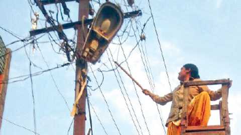 In the dark due to the commercial MSEDCL Golthanara at the Rasaka workplace | रासाका कार्यस्थळावरील व्यावसायिक महावितरणच्या गलथानरामुळे अंधारात