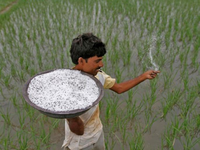 Strange! On the one hand, use organic fertilizers, on the other hand, the compulsion to buy chemical fertilizers | अजबच! एकीकडे म्हणतात, जैविक खत वापरा, तर दुसरीकडे रासायनिक खत खरेदीची सक्ती