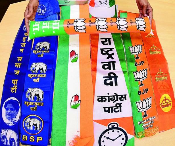Lok Sabha Election 2019; party sign scarf in market | Lok Sabha Election 2019; कुणी भाजपचा घ्या.. कुणी बसपाचा घ्या.. Lok Sabha Election 2019; party sign scarf in market | Lok Sabha Election 2019; कुणी भाजपचा घ्या.. कुणी बसपाचा घ्या..