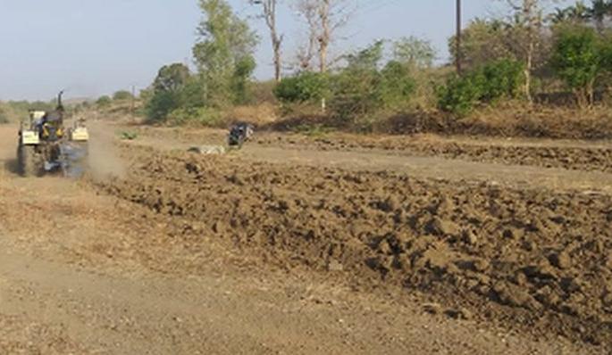 Plow in Amravati river basin at Mahassi | म्हसदी येथे अमरावती नदीपात्रात नांगरणी
