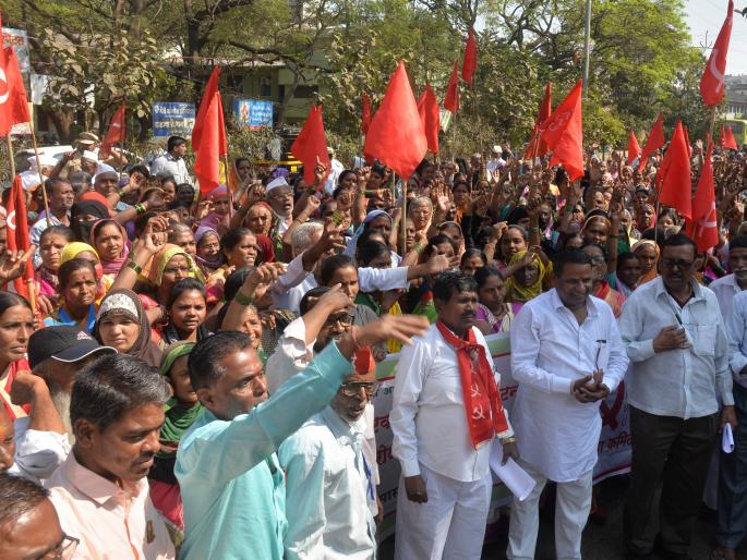 The Guardian of the Farmers | शेतमजुरांचा पालकमंत्र्यांच्या नावाने शंखध्वनी, कार्यालयासमोर ठिय्या The Guardian of the Farmers | शेतमजुरांचा पालकमंत्र्यांच्या नावाने शंखध्वनी, कार्यालयासमोर ठिय्या