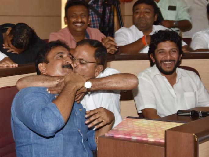 Councilor Merkatli kissed in a rally | नगरसेवकाची मर्कटलीला, भरसभेत घेतले चुंबन Councilor Merkatli kissed in a rally | नगरसेवकाची मर्कटलीला, भरसभेत घेतले चुंबन