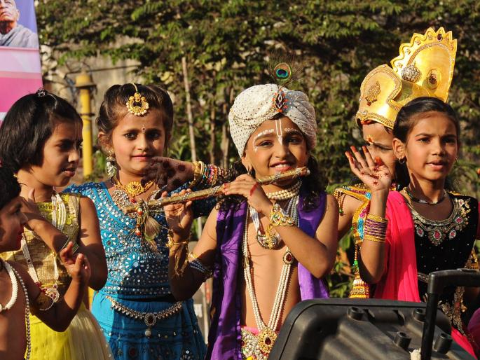 Jagannath Rath Yatra in the Gazette of Hare Krishna Mahamantra | लाठीकाठी, धनगरी ढोल, वारकरी ठरले आकर्षण ; हरे कृष्ण महामंत्राच्या गजरात जगन्नाथ रथयात्रा Jagannath Rath Yatra in the Gazette of Hare Krishna Mahamantra | लाठीकाठी, धनगरी ढोल, वारकरी ठरले आकर्षण ; हरे कृष्ण महामंत्राच्या गजरात जगन्नाथ रथयात्रा