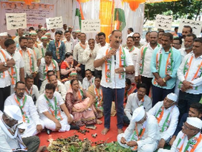 Protests by government over pile of crops | पिकांचा ढिगारा दाखवत सरकारचा निषेध Protests by government over pile of crops | पिकांचा ढिगारा दाखवत सरकारचा निषेध