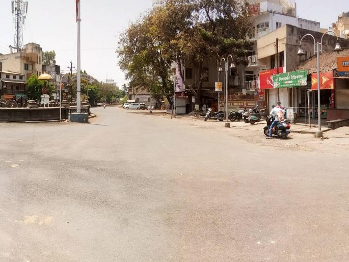 Crowd-ridden vehicles in front of grocery, medical and banks: a picture of the city | CoronaVirus Lockdown : किराणा, मेडिकल आणि बँकांसमोर गर्दी -रस्त्यावर तुरळक वाहने Crowd-ridden vehicles in front of grocery, medical and banks: a picture of the city | CoronaVirus Lockdown : किराणा, मेडिकल आणि बँकांसमोर गर्दी -रस्त्यावर तुरळक वाहने