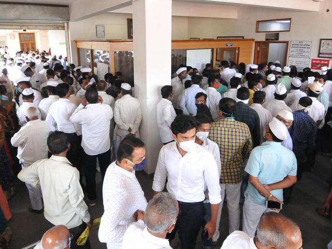 Toba crowd to file Gokul candidature application | गोकुळ उमेदवारी अर्ज दाखल करण्यासाठी तोबा गर्दी Toba crowd to file Gokul candidature application | गोकुळ उमेदवारी अर्ज दाखल करण्यासाठी तोबा गर्दी