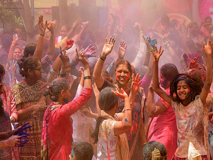 young women along with Balchamu stole the spirit of Rangpanchami In Kolhapur | कोल्हापूरकर रंगले रंगात, सप्तरंगांची केली मुक्त उधळण young women along with Balchamu stole the spirit of Rangpanchami In Kolhapur | कोल्हापूरकर रंगले रंगात, सप्तरंगांची केली मुक्त उधळण