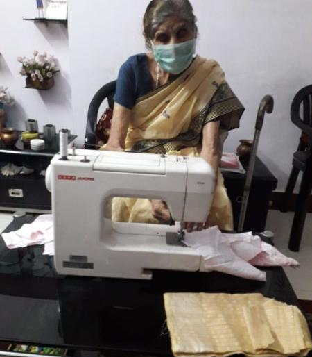 Grandmother's inspiring job; stitched more than 100 frocks for kids | ८५ व्या वर्षी आजींची प्रेरणादायी जिद्द; तान्हुल्यासाठी शिवली शंभराहून अधिक झबली Grandmother's inspiring job; stitched more than 100 frocks for kids | ८५ व्या वर्षी आजींची प्रेरणादायी जिद्द; तान्हुल्यासाठी शिवली शंभराहून अधिक झबली