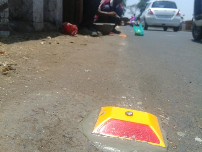 Kolhapur: 'Cats Eyes' shows safe passage from Shivaji bridge | कोल्हापूर : शिवाजी पूलावरुन ‘कॅट आईज’ दाखवतो सुरक्षीत मार्ग Kolhapur: 'Cats Eyes' shows safe passage from Shivaji bridge | कोल्हापूर : शिवाजी पूलावरुन ‘कॅट आईज’ दाखवतो सुरक्षीत मार्ग