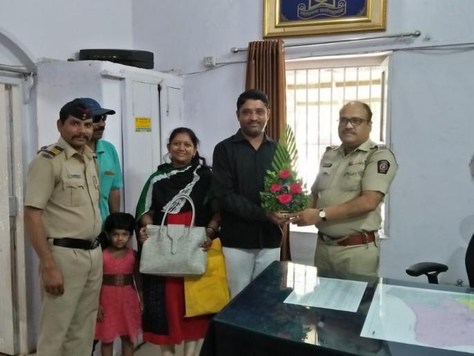 Felicitated the authenticity of the autorickshaw driver, a purse made of 15 thousand rupees | रिक्षाचालकाच्या प्रामाणिकपणाबद्दल सत्कार, १५ हजार रुपये असलेली पर्स केली परत Felicitated the authenticity of the autorickshaw driver, a purse made of 15 thousand rupees | रिक्षाचालकाच्या प्रामाणिकपणाबद्दल सत्कार, १५ हजार रुपये असलेली पर्स केली परत