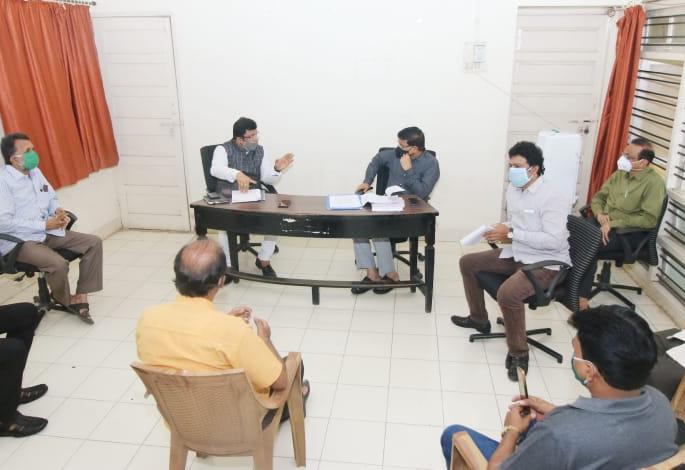 Use Rs 25 crore for corona solution: Rajesh Kshirsagar | रेड झोनमधील बेकायदेशीर बांधकामाला टीपीचे अधिकारी जबाबदार : राजेश क्षीरसागर