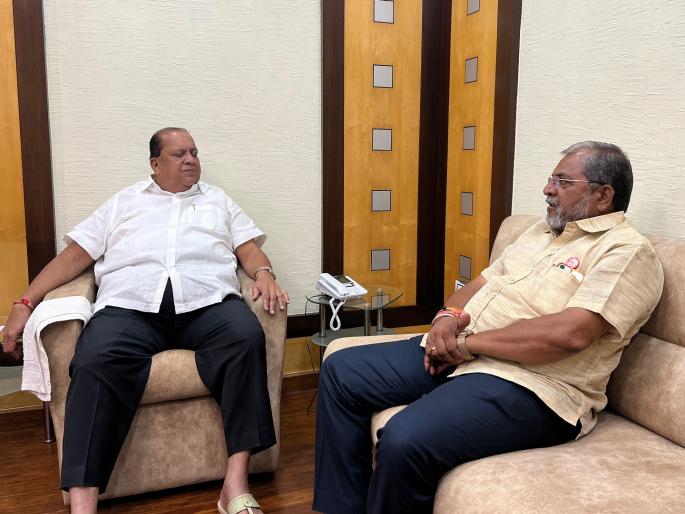 Accept the proposal to pay Rs 100 per tonne for last year's sugarcane, Raju Shetty's request to Guardian Minister Mushrif | गत हंगामातील १०० रुपयांच्या हप्त्यास मान्यता द्या, राजू शेट्टी यांची पालकमंत्री मुश्रीफांकडे मागणी Accept the proposal to pay Rs 100 per tonne for last year's sugarcane, Raju Shetty's request to Guardian Minister Mushrif | गत हंगामातील १०० रुपयांच्या हप्त्यास मान्यता द्या, राजू शेट्टी यांची पालकमंत्री मुश्रीफांकडे मागणी