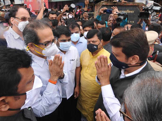 Thackeray-Fadnavis face to face for three and a half minutes | साडे तीन मिनिटांसाठी ठाकरे-फडणवीस समोरासमोर