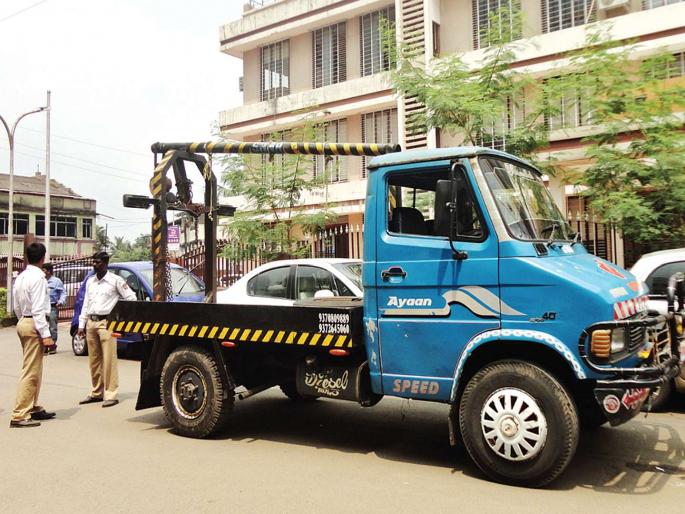 Karjat municipality's towing van will resume, arbitrage to illegal parking | कर्जत नगरपरिषदेची टोइंग व्हॅन पुन्हा सुरू, बेकायदेशीर पार्किंगला बसणार चाप Karjat municipality's towing van will resume, arbitrage to illegal parking | कर्जत नगरपरिषदेची टोइंग व्हॅन पुन्हा सुरू, बेकायदेशीर पार्किंगला बसणार चाप