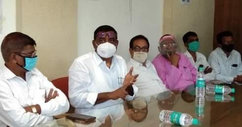 Sugarcane, accept the demands of transporters; Otherwise agitation from Monday | ऊसतोडणी, वाहतूकदारांच्या मागण्या मान्य करा; अन्यथा सोमवारपासून आंदोलन Sugarcane, accept the demands of transporters; Otherwise agitation from Monday | ऊसतोडणी, वाहतूकदारांच्या मागण्या मान्य करा; अन्यथा सोमवारपासून आंदोलन