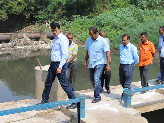 Survey of Municipal Corporation's Municipal Corporation | जयंती नाल्याची मनपा अधिकाऱ्यांकडून पाहणी Survey of Municipal Corporation's Municipal Corporation | जयंती नाल्याची मनपा अधिकाऱ्यांकडून पाहणी