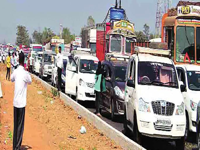 Traffic on the Mumbai-Goa highway | मुंबई-गोवा महामार्गावर वाहतूककोंडीने प्रवाशांचे हाल Traffic on the Mumbai-Goa highway | मुंबई-गोवा महामार्गावर वाहतूककोंडीने प्रवाशांचे हाल