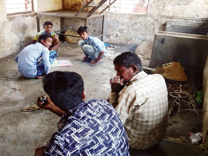 Octroi cabin patio | जकात केबिन गर्दुल्ल्यांचा अड्डा Octroi cabin patio | जकात केबिन गर्दुल्ल्यांचा अड्डा