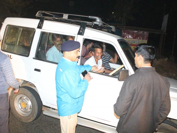 Blockade, drunk and drive in the Kolhapur district on the backdrop of 'Thirty First' | ‘थर्टी फर्स्ट’ पार्श्वभूमीवर कोल्हापूर जिल्ह्यात नाकाबंदी, ड्रंक अॅँड ड्राईव्ह : हॉटेलची झाडाझडती Blockade, drunk and drive in the Kolhapur district on the backdrop of 'Thirty First' | ‘थर्टी फर्स्ट’ पार्श्वभूमीवर कोल्हापूर जिल्ह्यात नाकाबंदी, ड्रंक अॅँड ड्राईव्ह : हॉटेलची झाडाझडती