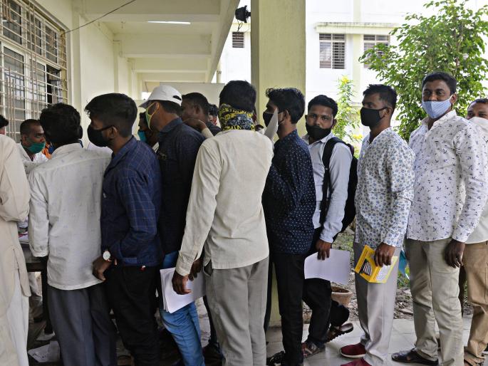 Candidates line up with time | वेळेबरोबर मुहूर्त साधताना उमेदवारांची तारांबळ Candidates line up with time | वेळेबरोबर मुहूर्त साधताना उमेदवारांची तारांबळ