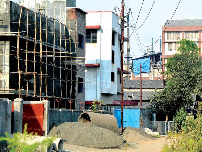 Do not worry about the road conditions in Dombivli MIDC | डोंबिवली एमआयडीसीतील रस्त्यांची दुरवस्था कल्पनातीत Do not worry about the road conditions in Dombivli MIDC | डोंबिवली एमआयडीसीतील रस्त्यांची दुरवस्था कल्पनातीत