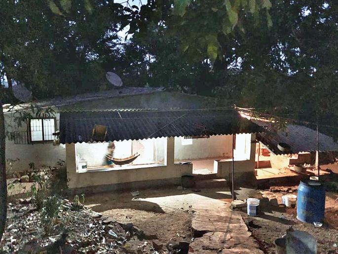 After 70 years of power, there is power in Mumbai's 'Padua' | अखेर ७० वर्षांनी आली मुंबईतल्या 'या' पाड्यावर वीज After 70 years of power, there is power in Mumbai's 'Padua' | अखेर ७० वर्षांनी आली मुंबईतल्या 'या' पाड्यावर वीज