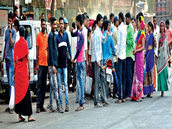 Depression also depressed nasal workers; Migrant workers migrate to villages due to lack of work | मंदीमुळे नाका कामगारही देशोधडीला; हाताला काम नसल्याने कामगार करताहेत गावांकडे स्थलांतर Depression also depressed nasal workers; Migrant workers migrate to villages due to lack of work | मंदीमुळे नाका कामगारही देशोधडीला; हाताला काम नसल्याने कामगार करताहेत गावांकडे स्थलांतर
