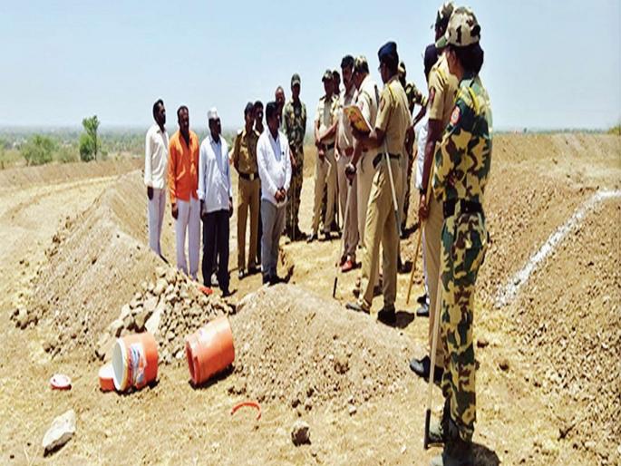 Tribal attack on villagers | श्रमदान करणाऱ्या ग्रामस्थांवर आदिवासींचा हल्ला Tribal attack on villagers | श्रमदान करणाऱ्या ग्रामस्थांवर आदिवासींचा हल्ला