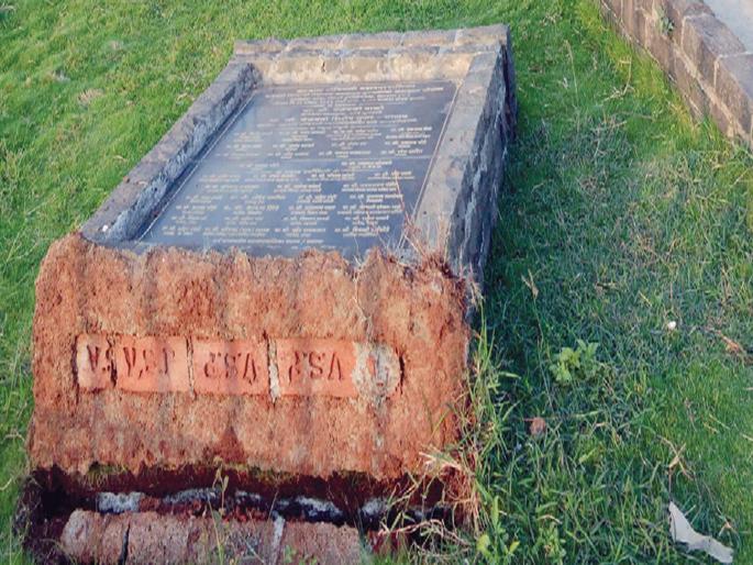 The corner stone of ShivajiRaje collapsed, KDMC ignored | शिवाजीराजांच्या पुतळ्याची कोनशिला कोसळली, केडीएमसीचे दुर्लक्ष The corner stone of ShivajiRaje collapsed, KDMC ignored | शिवाजीराजांच्या पुतळ्याची कोनशिला कोसळली, केडीएमसीचे दुर्लक्ष