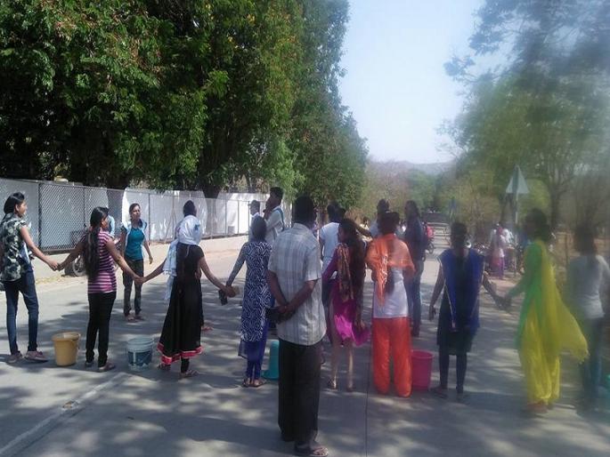 students' Stop the path to water in the university | विद्यापीठात पाण्यासाठी विद्यार्थिंनीचा रास्ता रोको