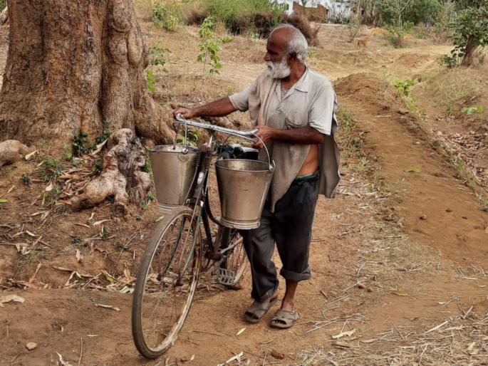 Story of Jagdish Meshram who living with animals and Saved his life | मुक्या प्राण्यांशी नातं जोडणारं 'अवलिया'; कुटंबीताल माणसं सोडून गेली अन् परिस्थितीनं हतबल केले Story of Jagdish Meshram who living with animals and Saved his life | मुक्या प्राण्यांशी नातं जोडणारं 'अवलिया'; कुटंबीताल माणसं सोडून गेली अन् परिस्थितीनं हतबल केले