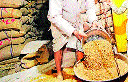 Ration shopkeepers congratulate | रेशन दुकानदारांची मनधरणी