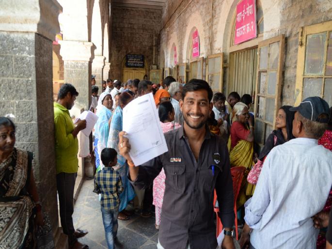 In every 30 minutes, a young man got a certificate in the Solapur district administration's general camp | 30 दिवसापासून अडचणी येत होत्या; तीस मिनीटात मिळाला उत्पन्नाचा दाखला, प्रशासनाचे महाशिबीर In every 30 minutes, a young man got a certificate in the Solapur district administration's general camp | 30 दिवसापासून अडचणी येत होत्या; तीस मिनीटात मिळाला उत्पन्नाचा दाखला, प्रशासनाचे महाशिबीर