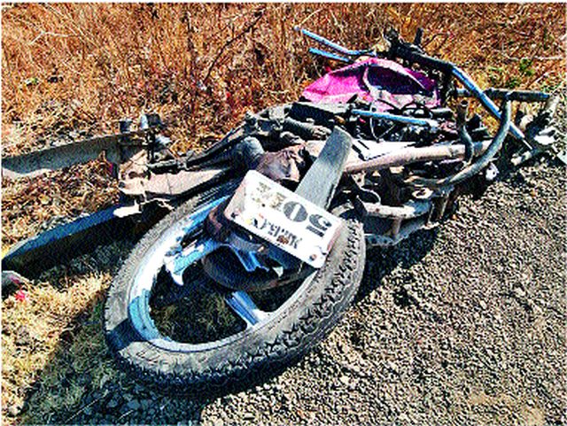 The truck hits two trucks; One killed | मालट्रकची दुचाकीला धडक; एक ठार